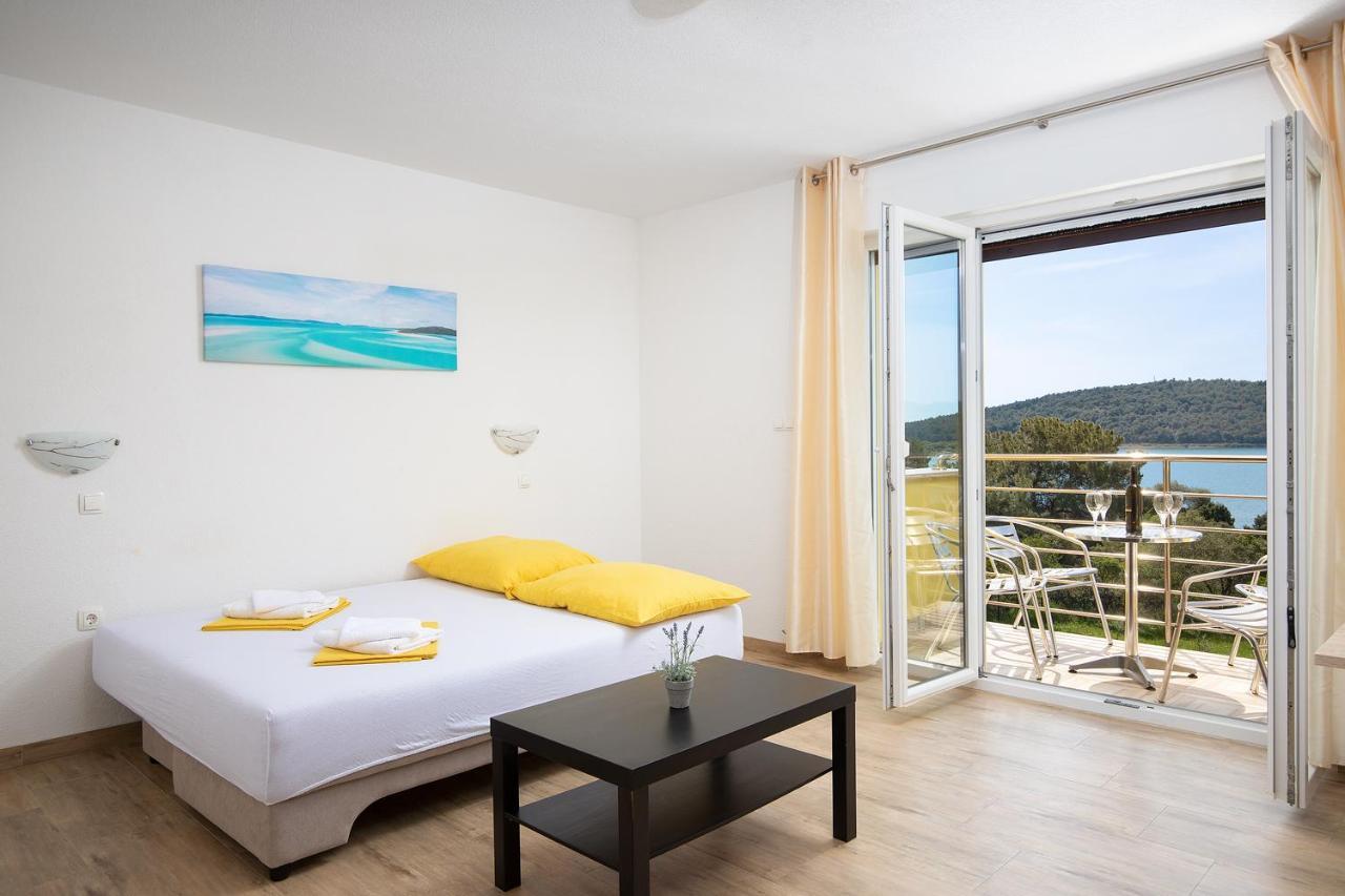 Apartmani Mirna Luka Pomer Bagian luar foto