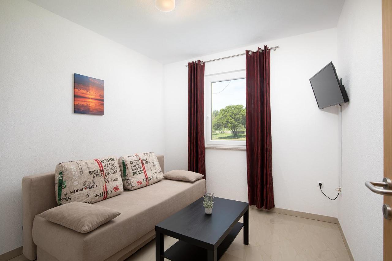 Apartmani Mirna Luka Pomer Bagian luar foto