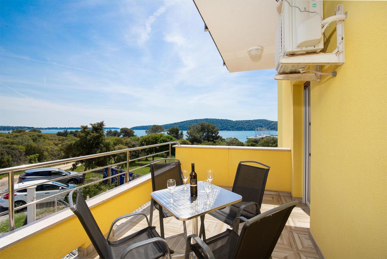 Apartmani Mirna Luka Pomer Bagian luar foto