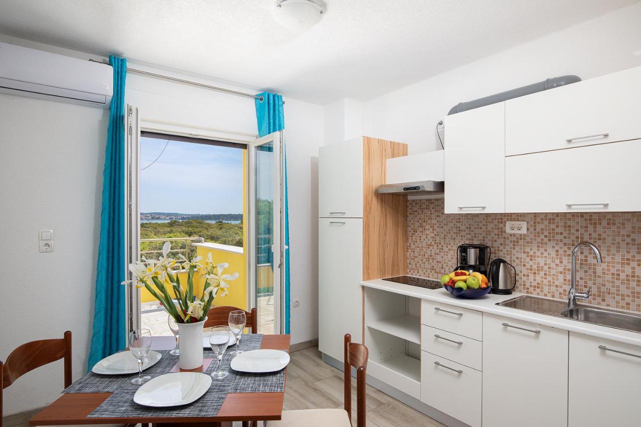 Apartmani Mirna Luka Pomer Bagian luar foto