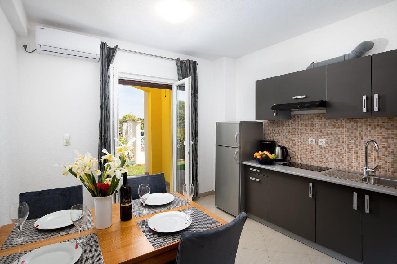 Apartmani Mirna Luka Pomer Bagian luar foto