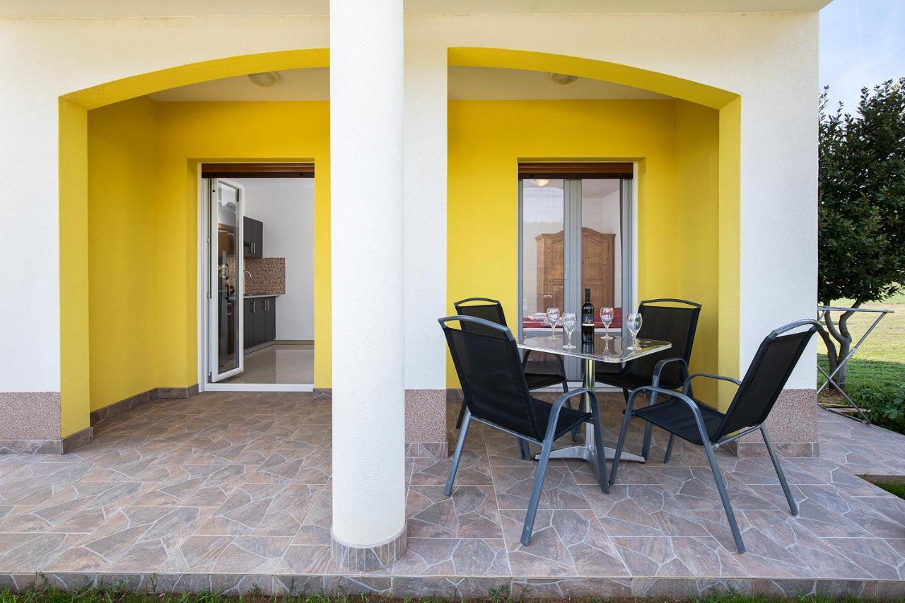 Apartmani Mirna Luka Pomer Bagian luar foto