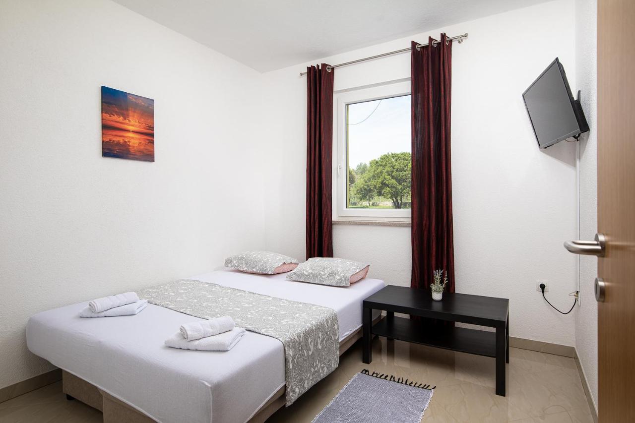 Apartmani Mirna Luka Pomer Bagian luar foto
